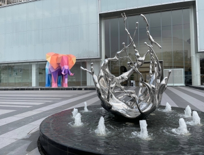 佛山國(guó)通廣場(chǎng)示范區(qū)中建寰球薈不銹鋼主題雕塑