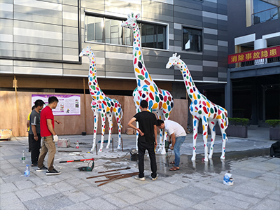 中山新都匯廣場(chǎng)景觀玻璃鋼雕塑裝置(圖1)