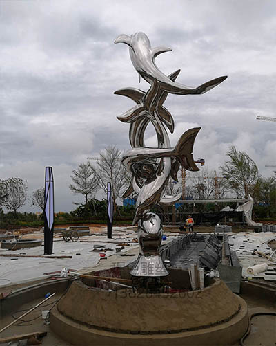 廣物集團(tuán)?？谥醒氚雿u304不銹鋼鏡面雕塑(圖3)