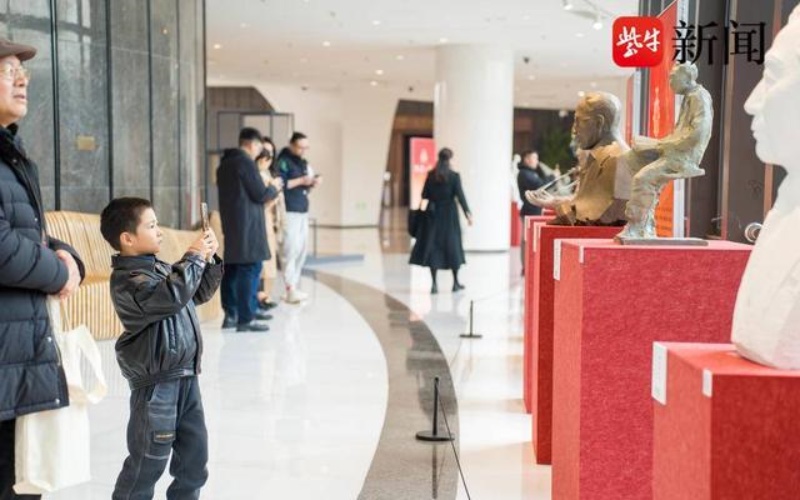 為時(shí)代留豐碑！致敬“兩彈一星”功勛獎(jiǎng)?wù)芦@得者主題雕塑創(chuàng)作展開(kāi)幕(圖6)