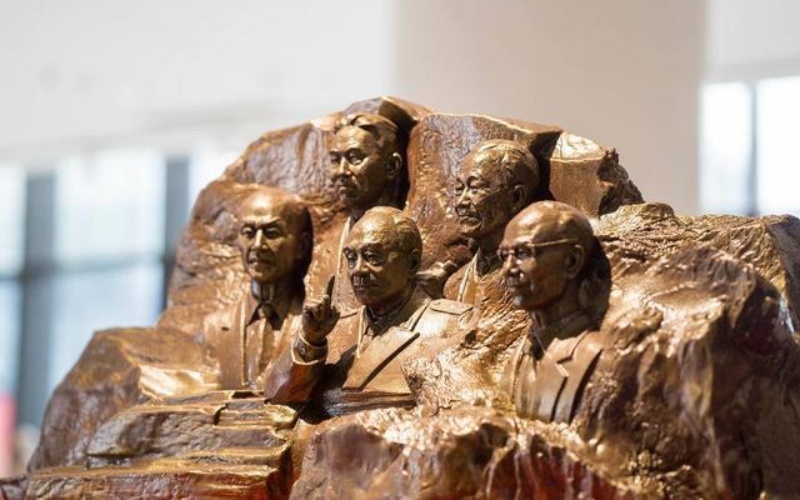 為時(shí)代留豐碑！致敬“兩彈一星”功勛獎(jiǎng)?wù)芦@得者主題雕塑創(chuàng)作展開(kāi)幕(圖11)